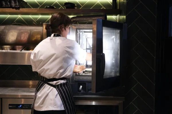 Aşçı yardımcılarımızla mutfakta verdiğimiz hizmetlerimiz